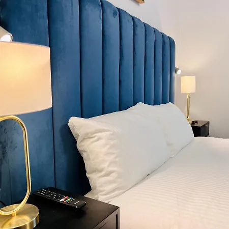 8 Bedroom House With Pool بيت للعطل *