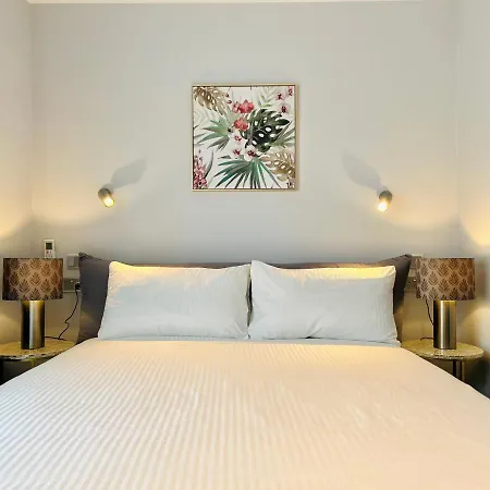 8 Bedroom House With Pool 펜션 슬리에마