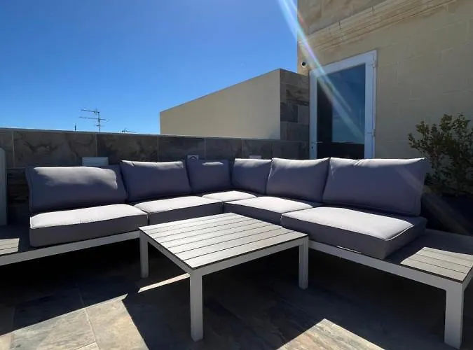 8 Bedroom House With Pool * Sliema