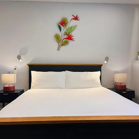 8 Bedroom House With Pool Casa de Férias Sliema